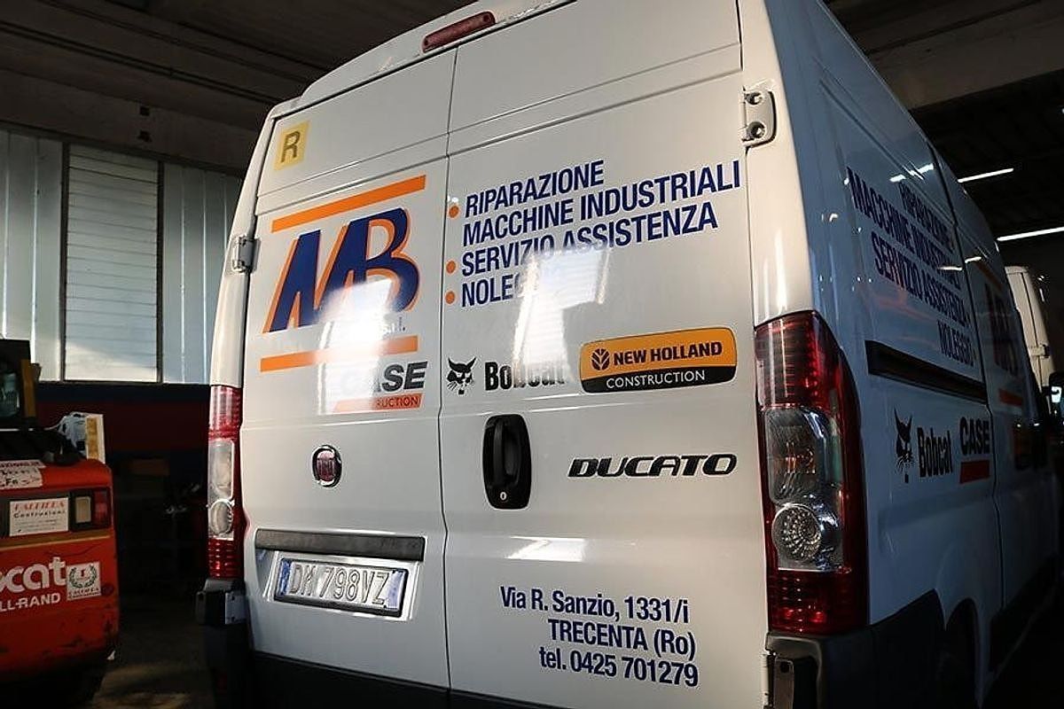Il furgone attrezzato dell'officina mobile MB con la livrea aziendale.