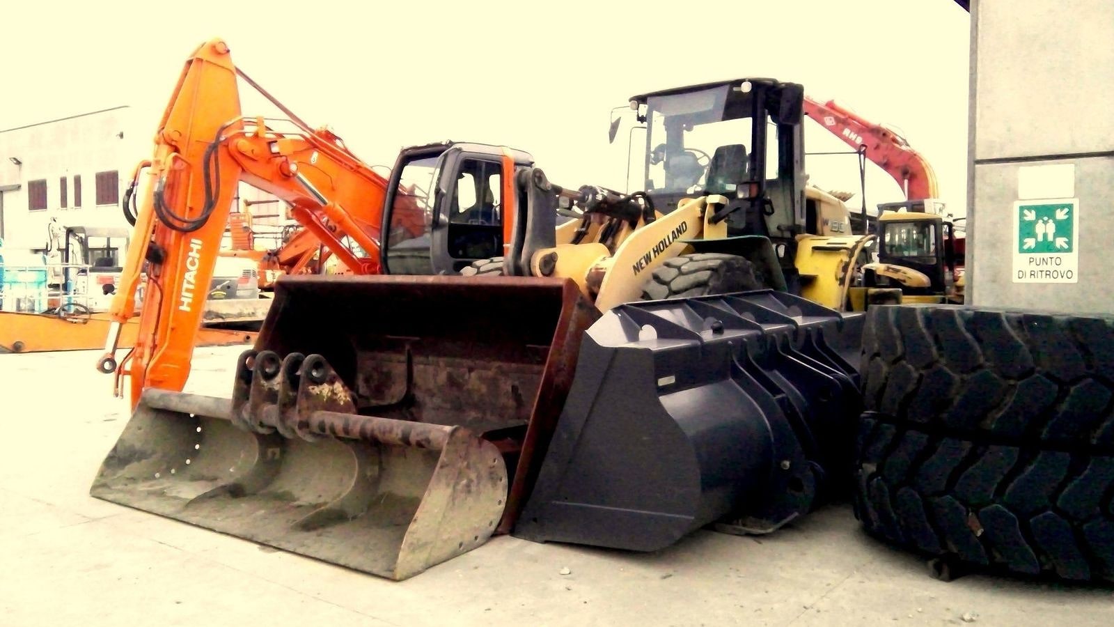 Un escavatore Hitachi e una pala gommata New Holland in attesa dell'intervento.