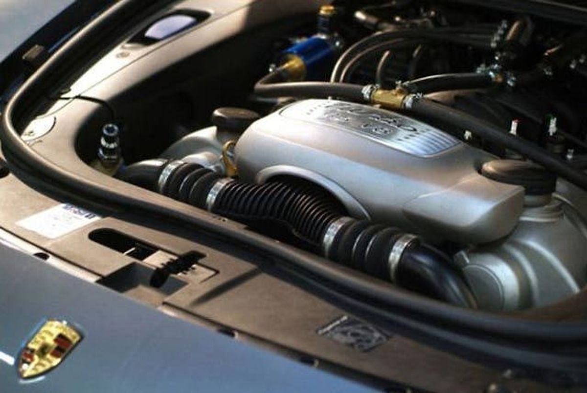 Il vano motore di un'automobile con l'impianto a gas installato.