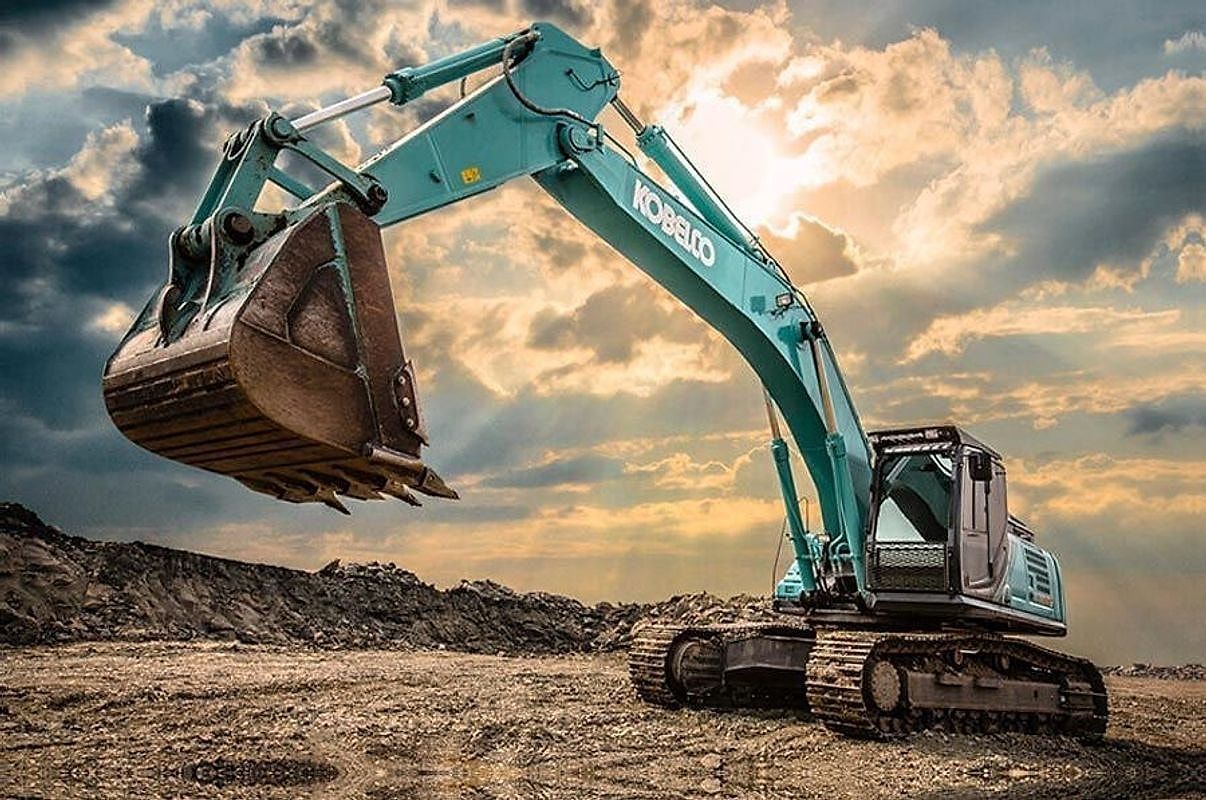 Un escavatore cingolato Kobelco al lavoro.