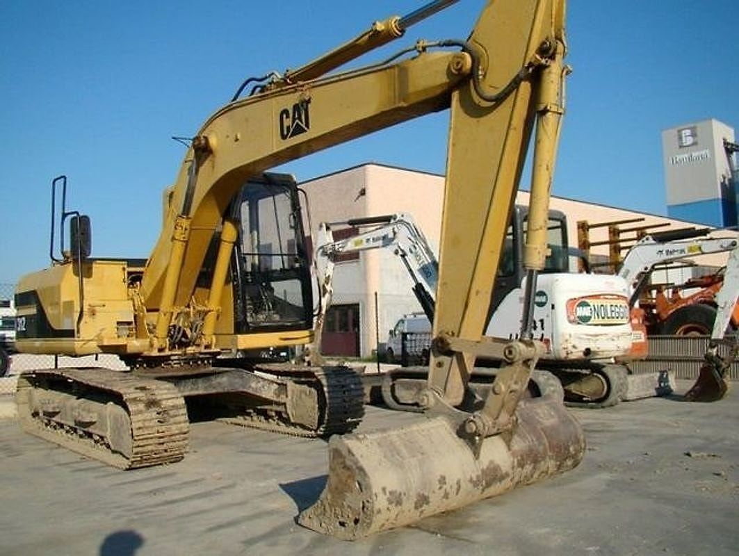 Una minipala in officina, pronta per l'intervento.