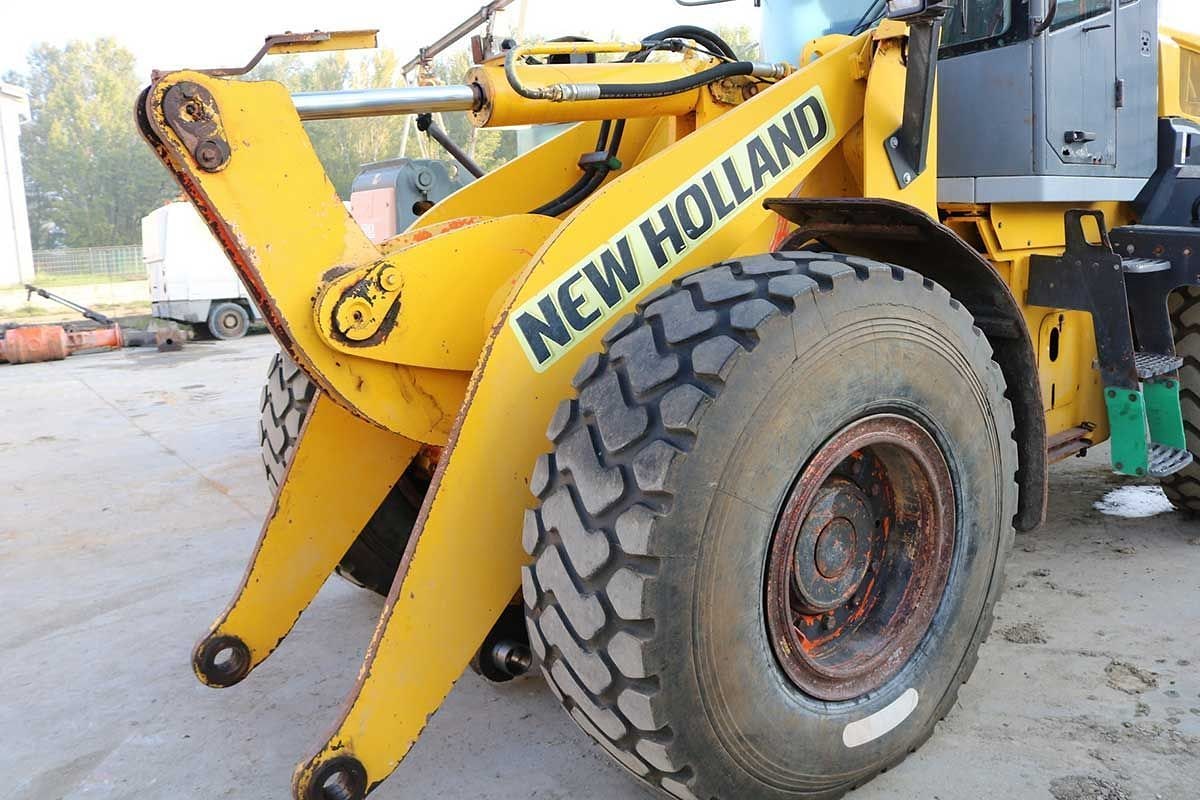 Una pala gommata New Holland della flotta a noleggio nel piazzale.