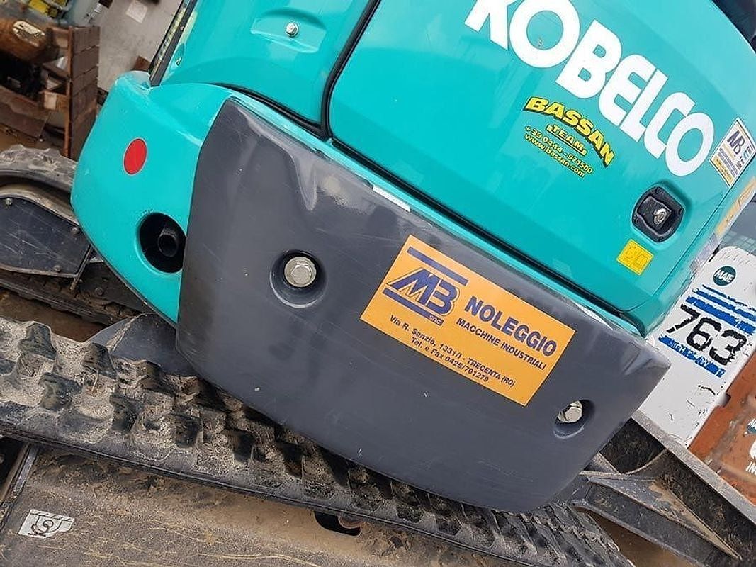 Un escavatore Kobelco con la livrea «MB Noleggio — Macchine industriali».