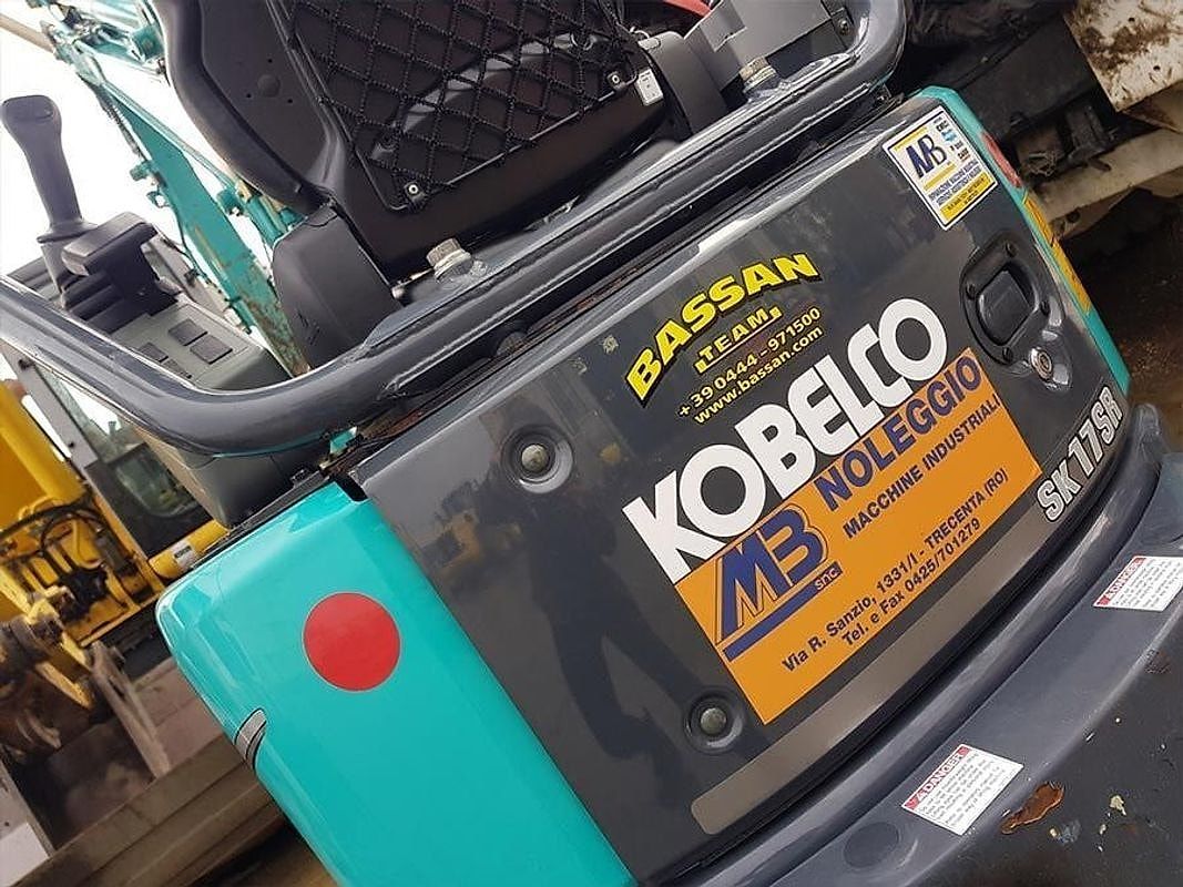 Il contrappeso di un escavatore Kobelco con il marchio MB Noleggio.