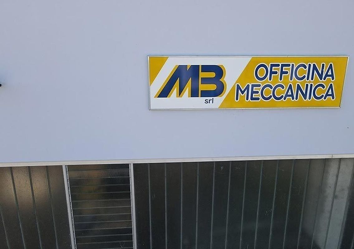 L'insegna «MB srl — Officina meccanica» sulla facciata della sede di Trecenta.