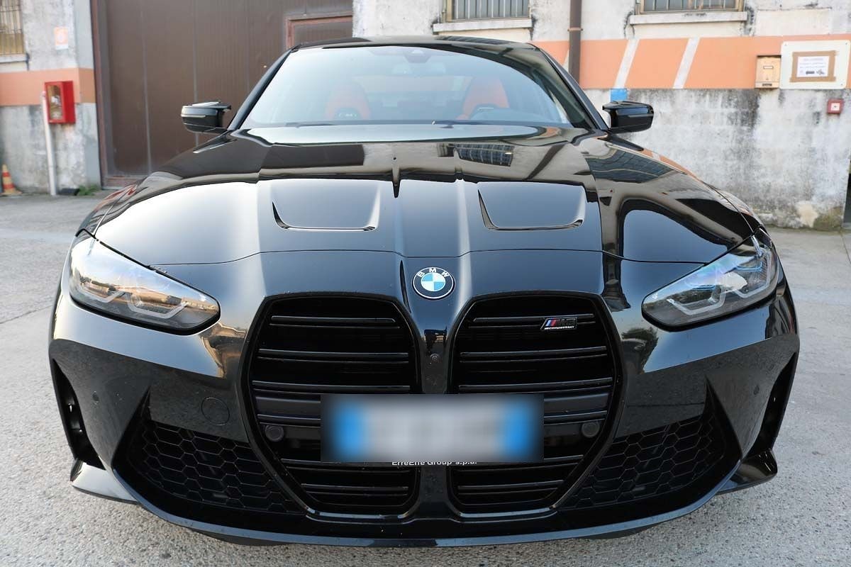 Un'autovettura in officina dopo l'intervento sull'impianto sterzante.