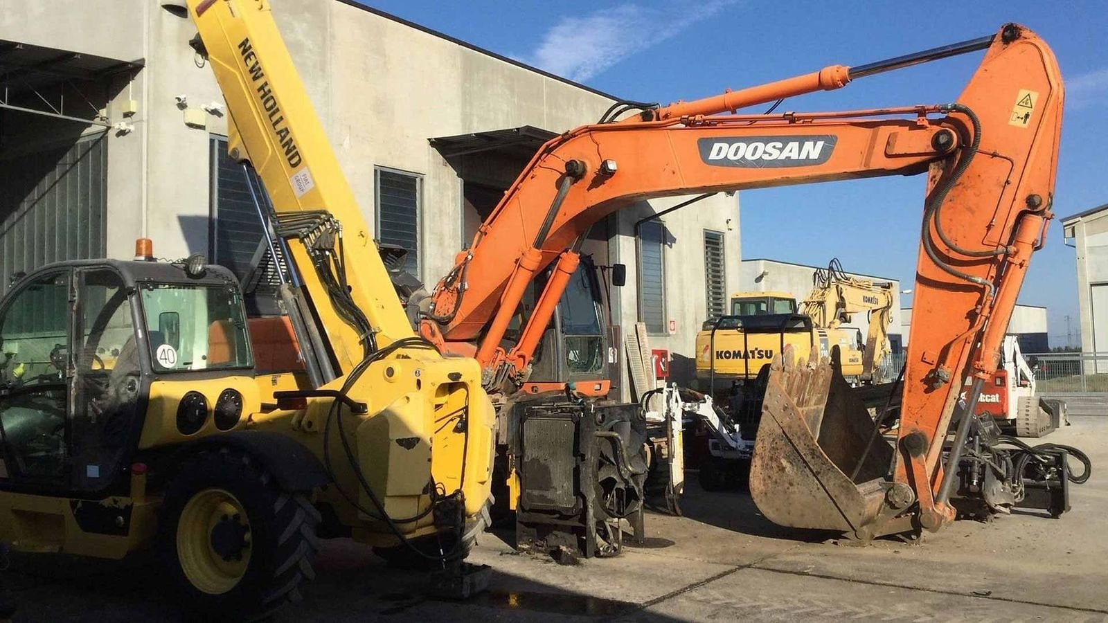 Il piazzale dell'Autofficina MB con gli escavatori Doosan, New Holland e Komatsu in attesa dell'intervento.