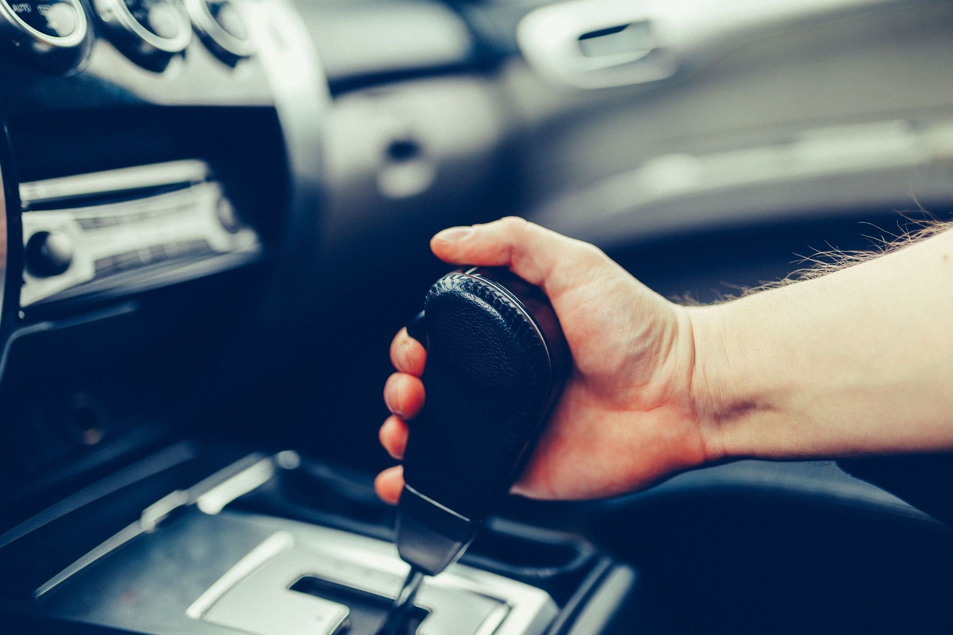 La mano del conducente sul pomello del cambio automatico durante il collaudo.