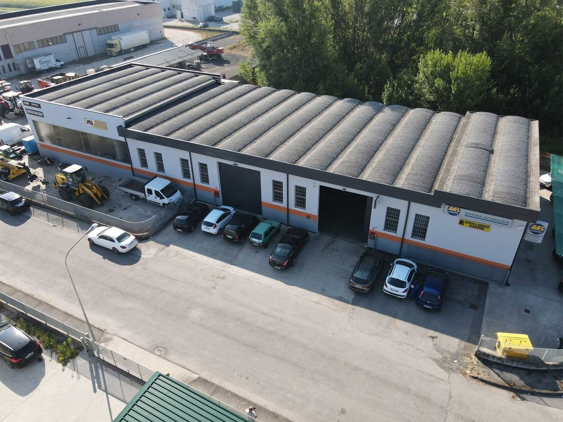 La sede dell'Autofficina MB di Trecenta vista dall'alto, con il piazzale e i capannoni.