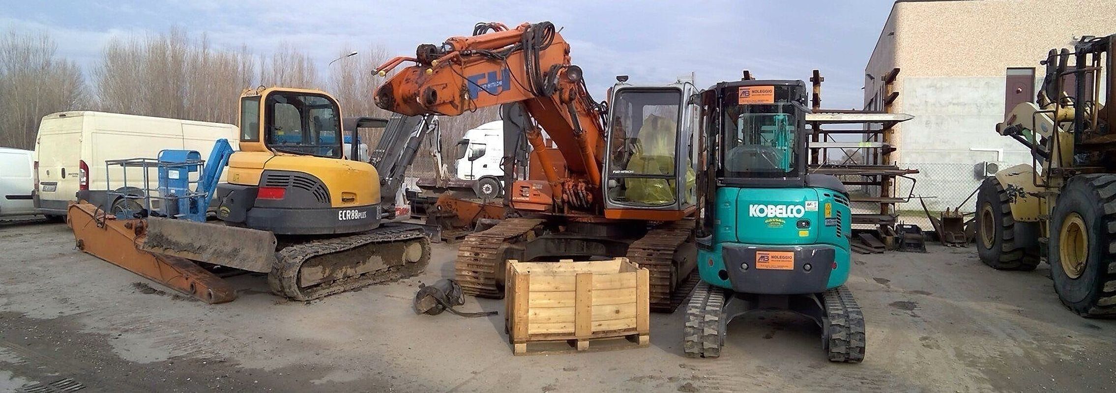 Panoramica dell'officina MB con gli escavatori in lavorazione all'interno del capannone.