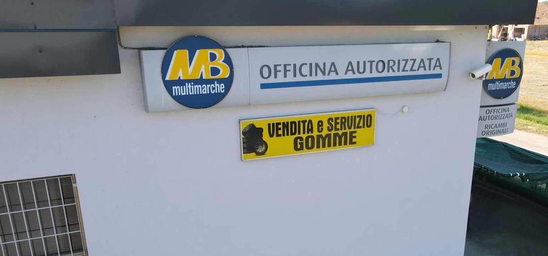 L'insegna «MB Officina autorizzata multimarche» all'interno del capannone.