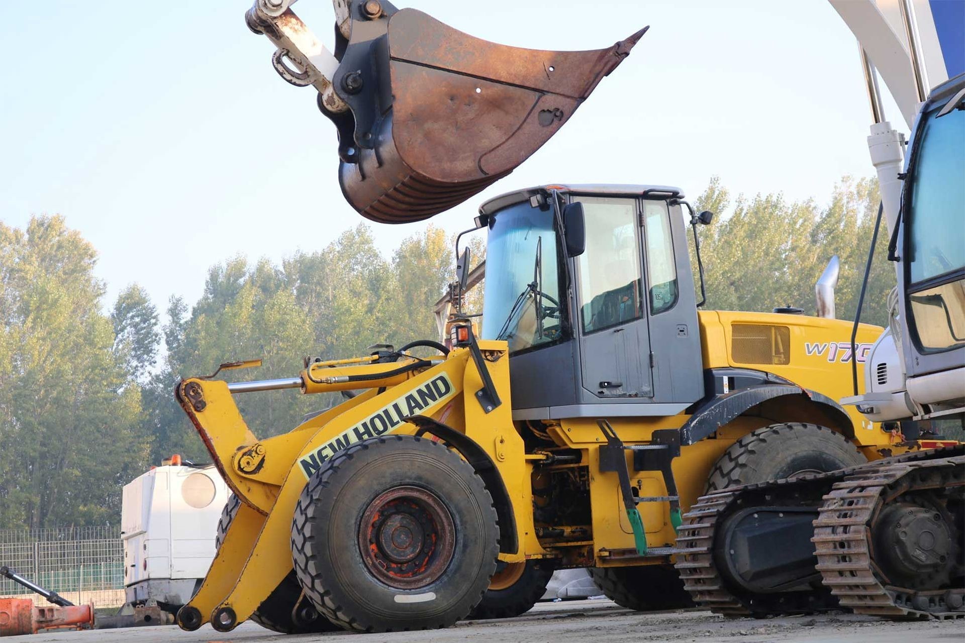 Una pala gommata New Holland nel piazzale del magazzino ricambi.
