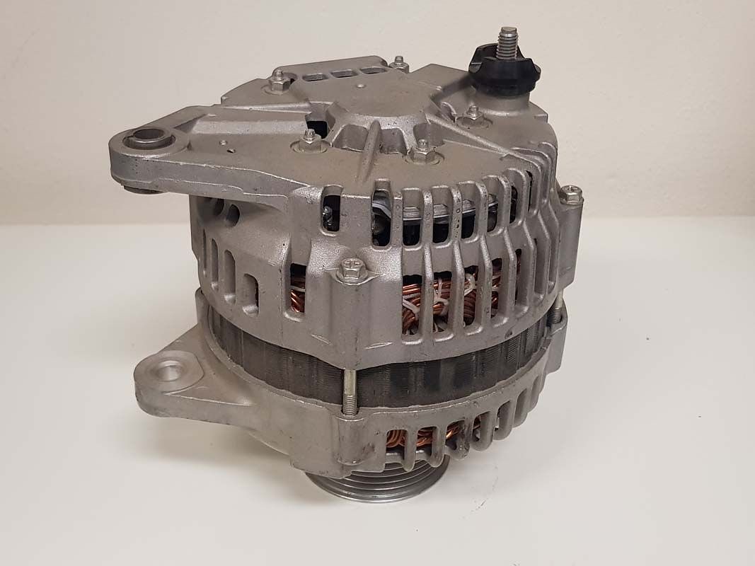 Un alternatore New Holland per macchine movimento terra.