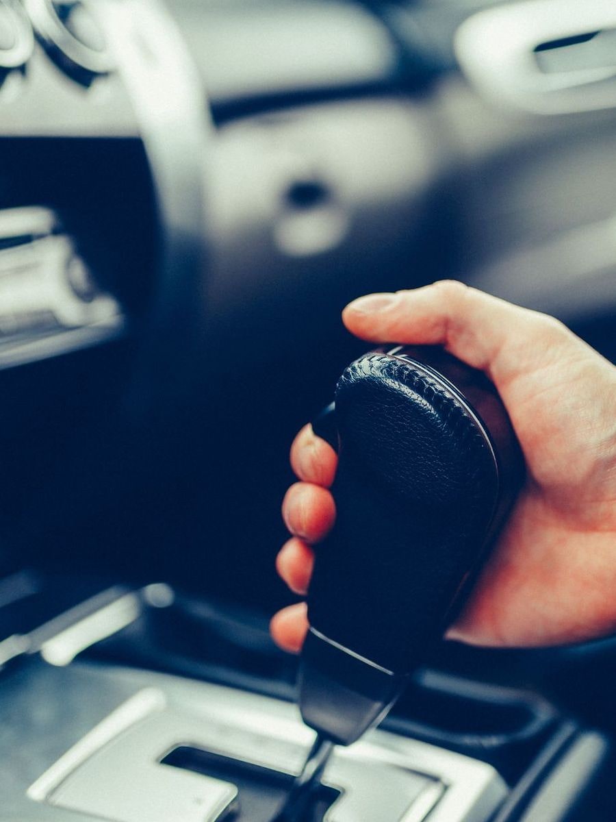La mano del tecnico sul pomello del cambio automatico durante il collaudo.