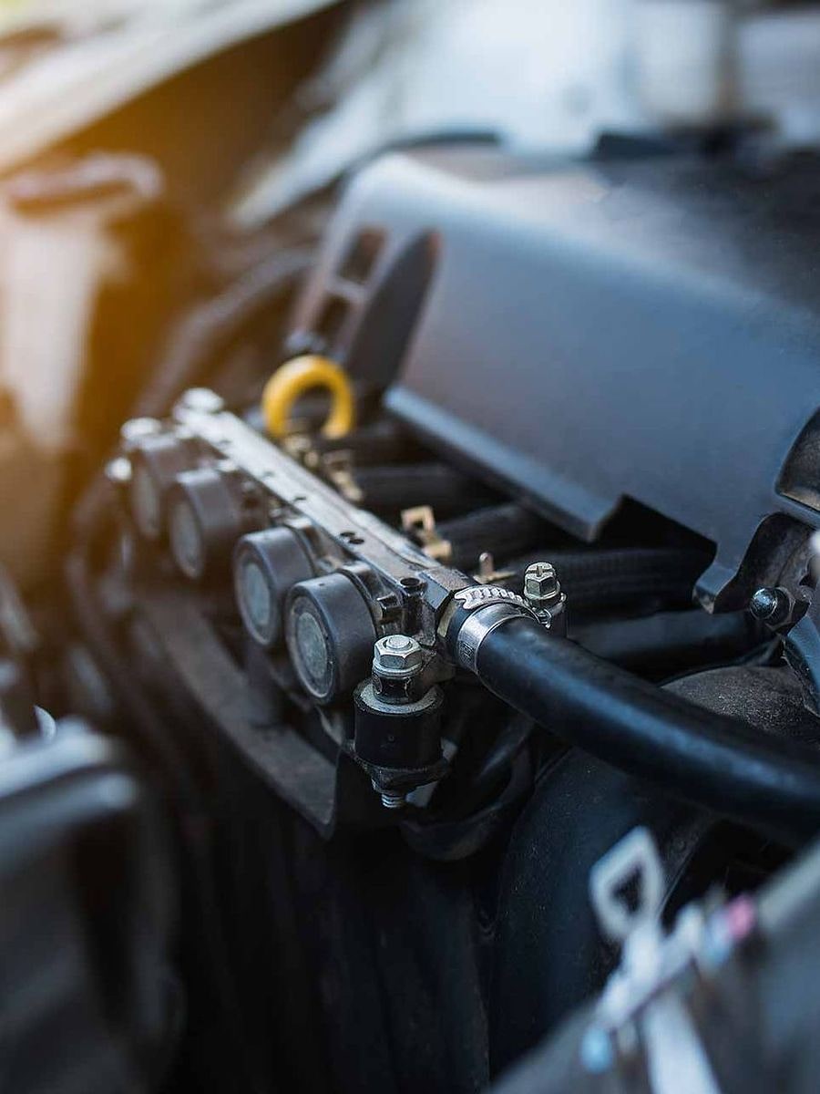 L'impianto a gas montato nel vano motore di un'automobile.