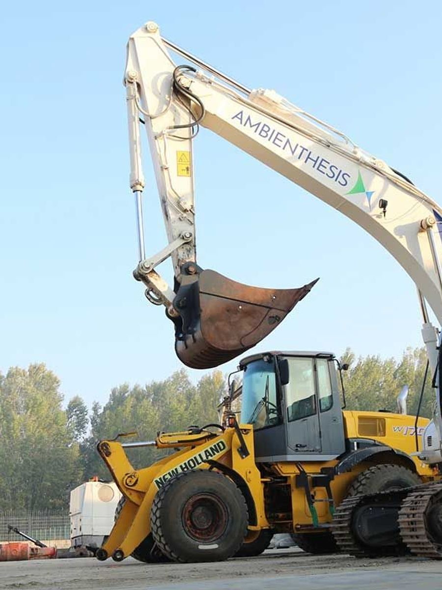 Un escavatore e una pala gommata della flotta a noleggio in cantiere.