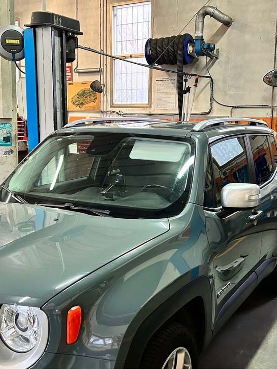 Una Jeep Renegade sollevata sul ponte dell'officina meccanica MB.